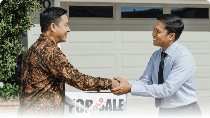 Pemilik bisnis berjabat tangan dengan calon pembeli
